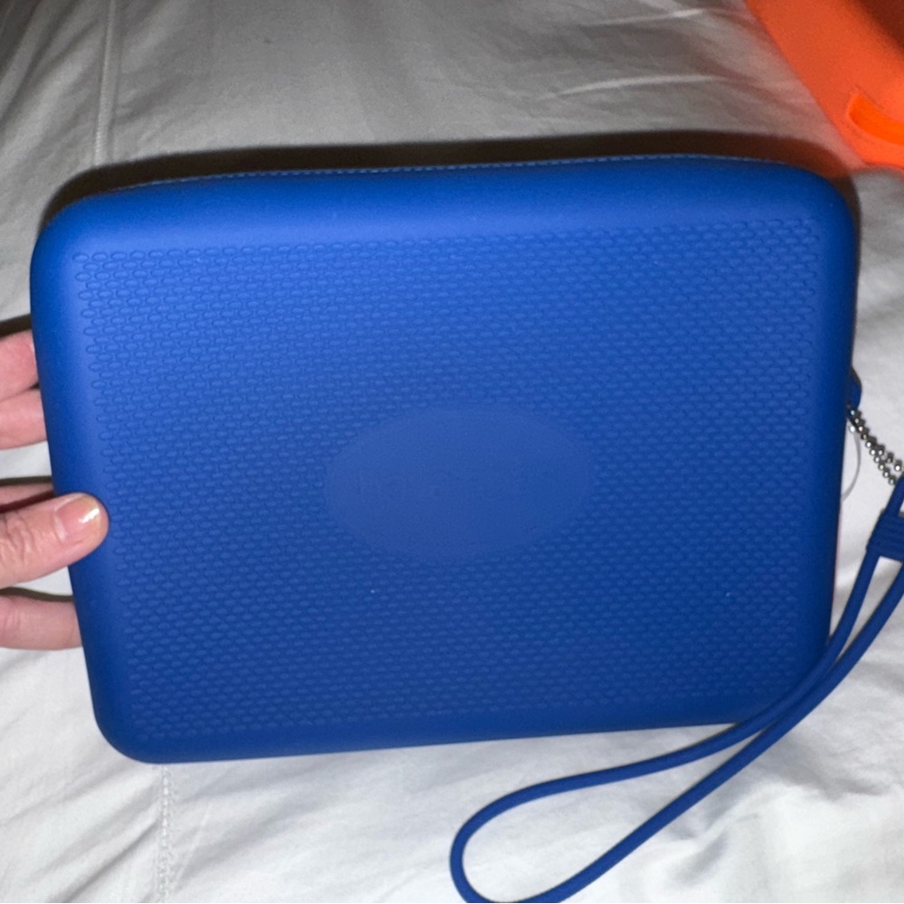 NWT Havaianas Blue Zippered Rubber Case with strap